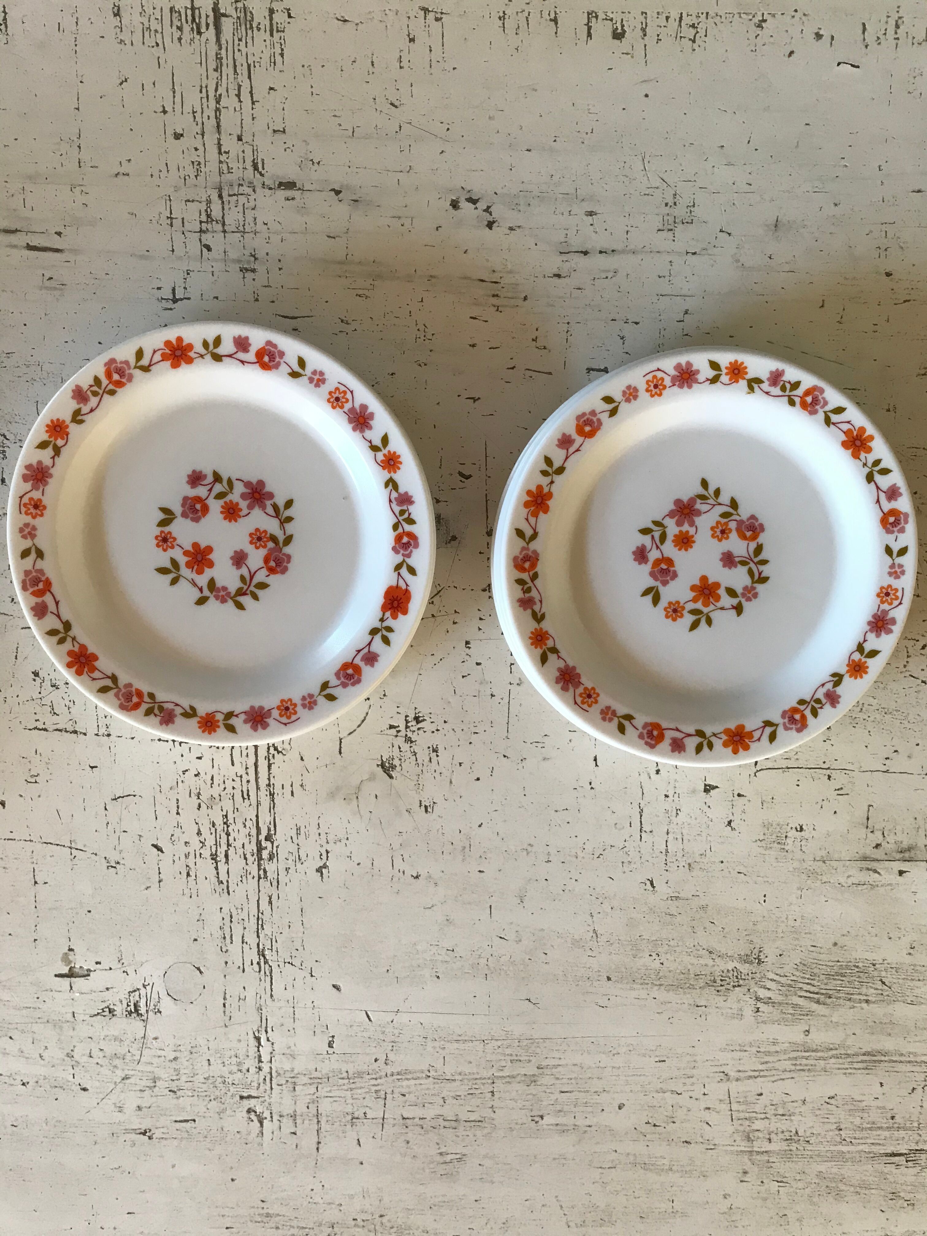 Lot of 8 vintage dessert plates 70