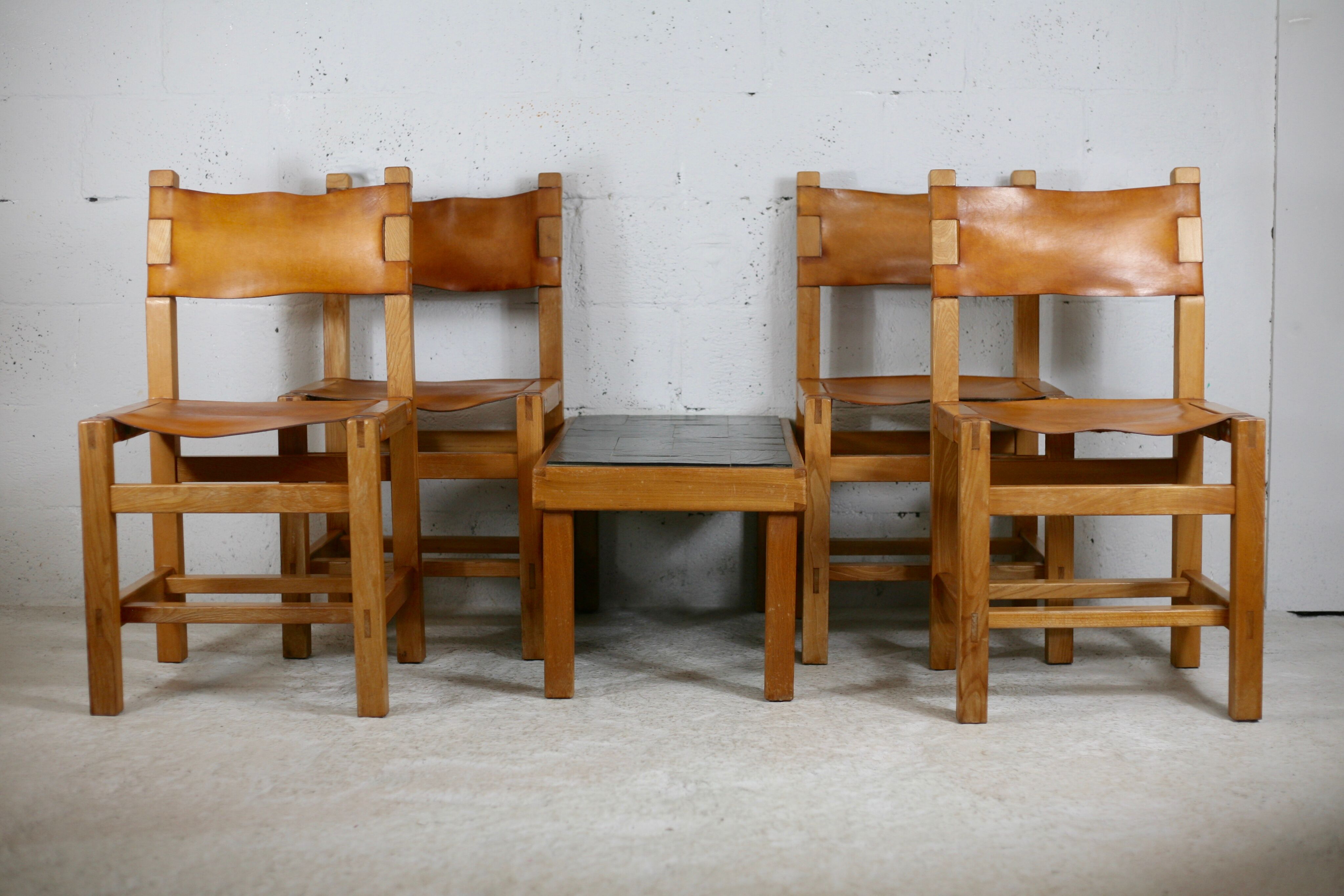 Ensemble de 4 chaises et table basse Maison Regain, France, circa 1970