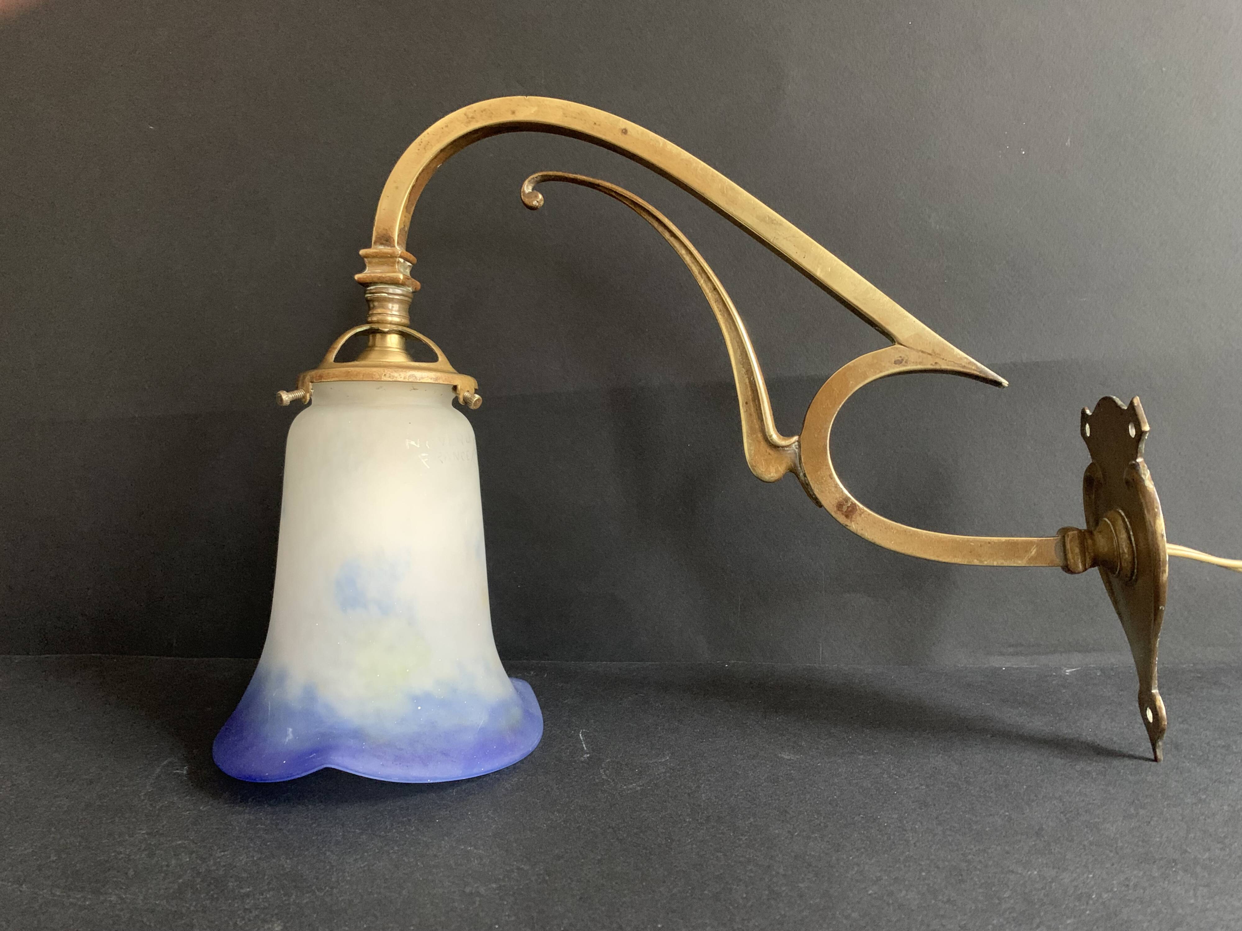 Art Nouveau wall light in gilded brass and glass paste tulip