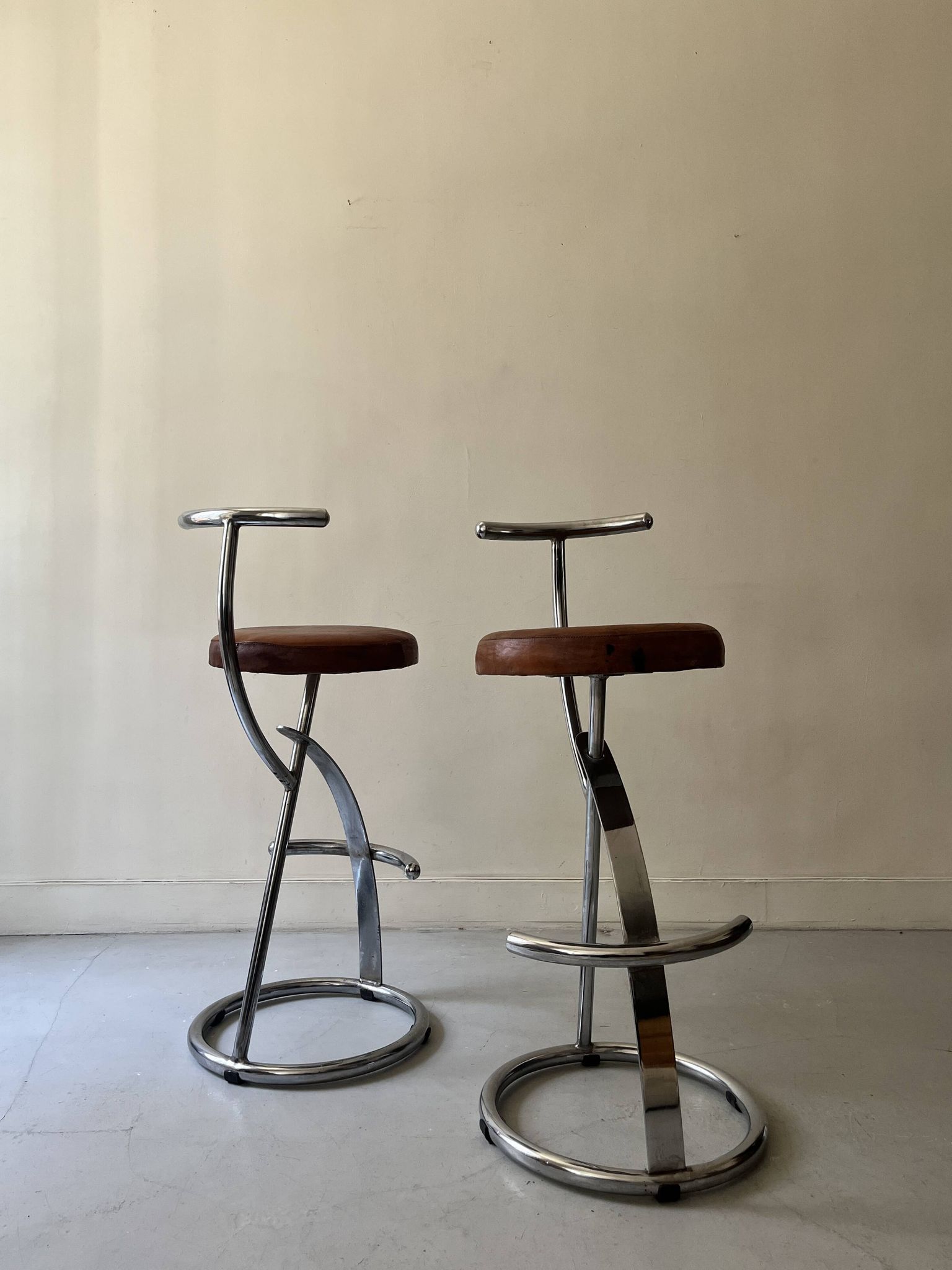 Bar stools in tubular chrome and tan leather, 1970s