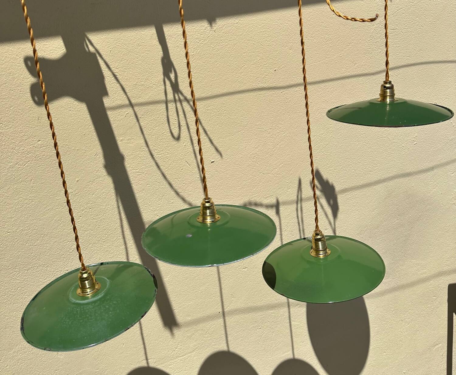 Set of 4 vintage pendant lights with enamelled sheet metal lampshades – Industrial Farmhouse