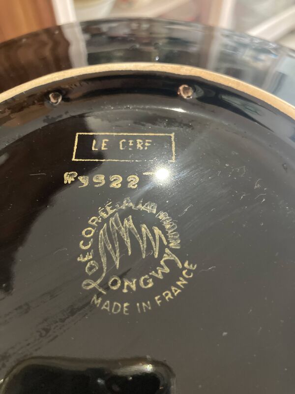 Assiette Longwy signée L. Valenti '' Le cerf