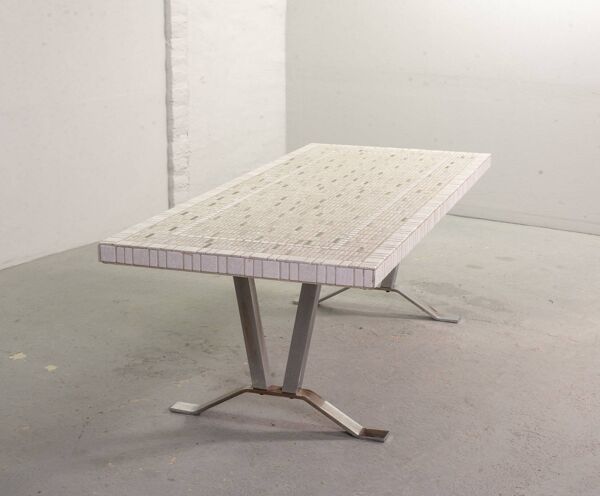 Grande table basse en carreaux de céramique de style Denisco vintage avec base chromée