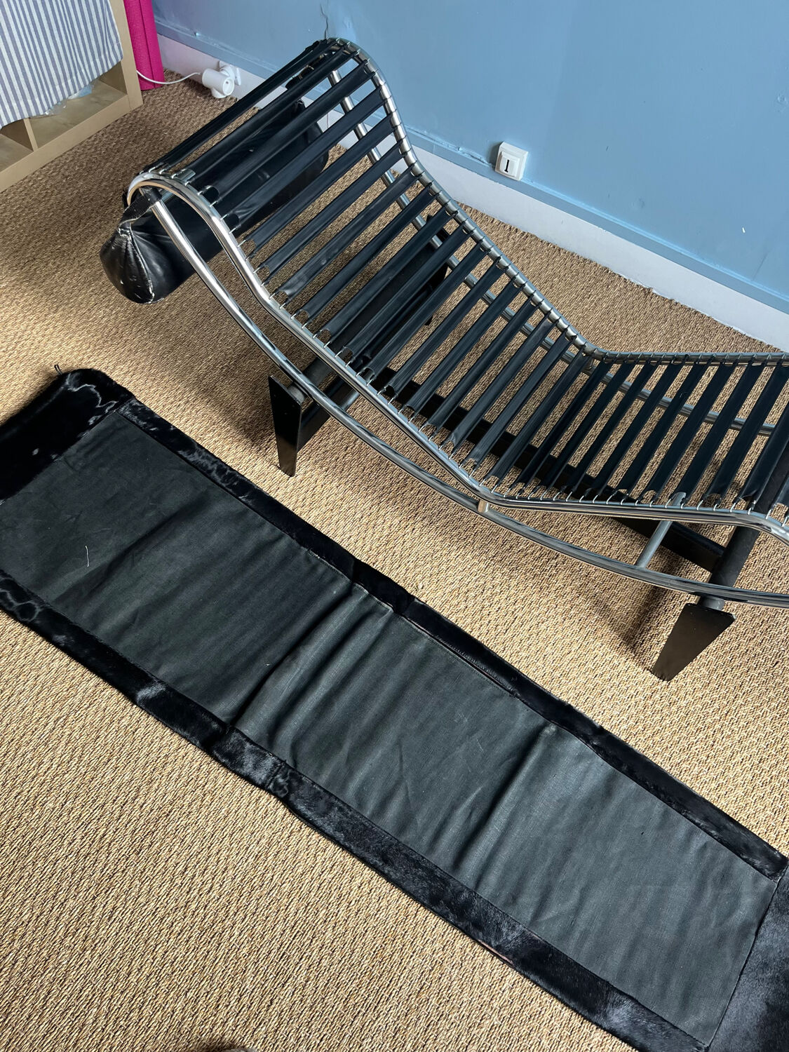 Chaise longue Le Corbusier LC4, signée et numérotée