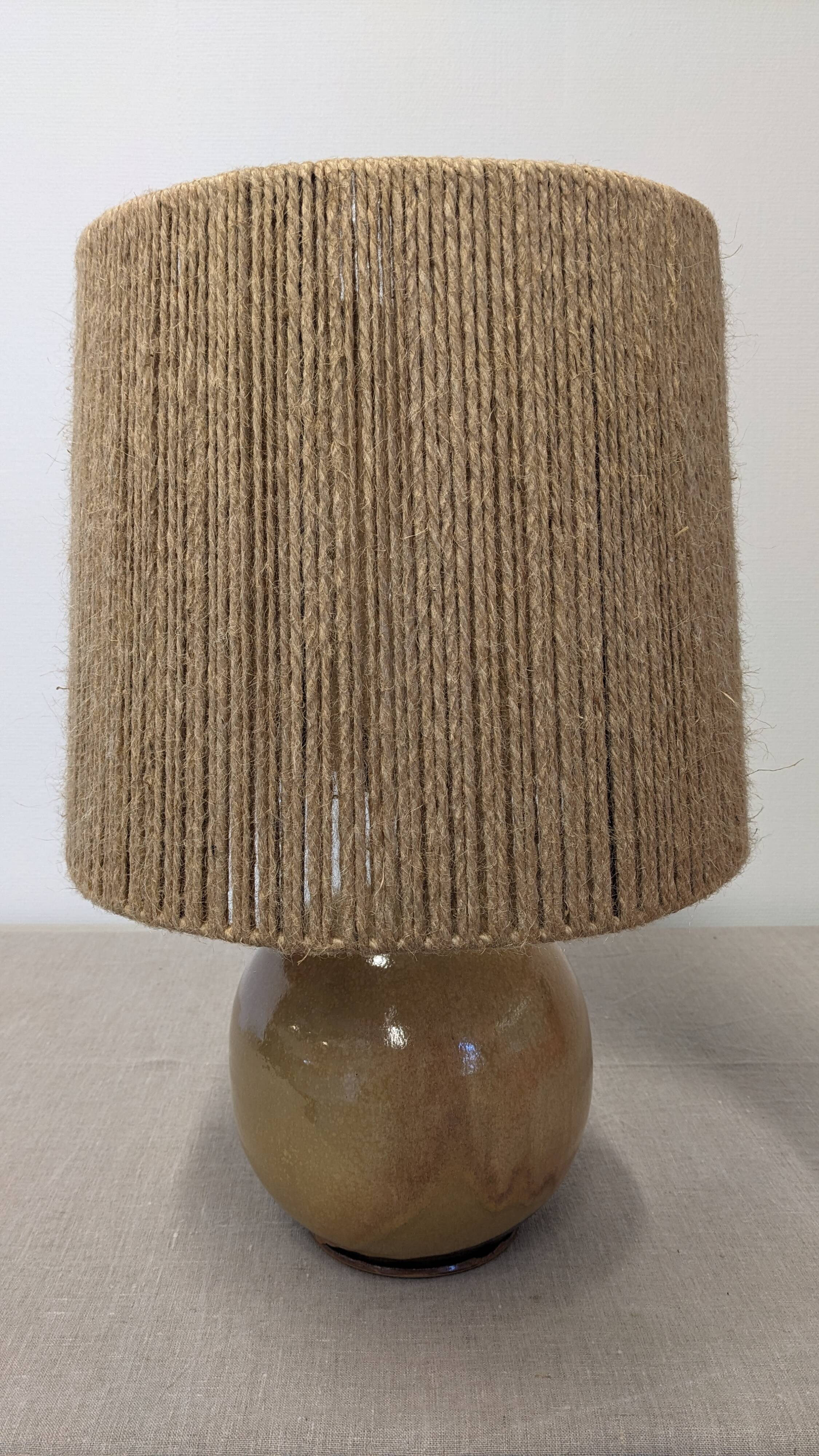 Vintage ball lamp in enamelled stoneware and jute rope