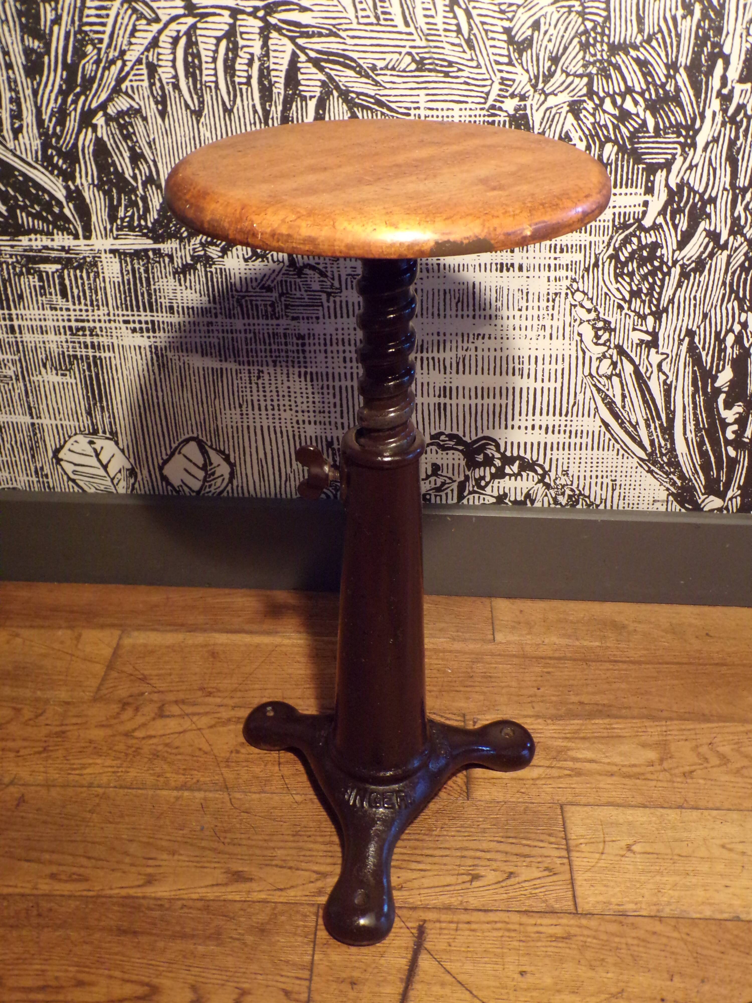 Singer stool 1930 in cast iron with screws