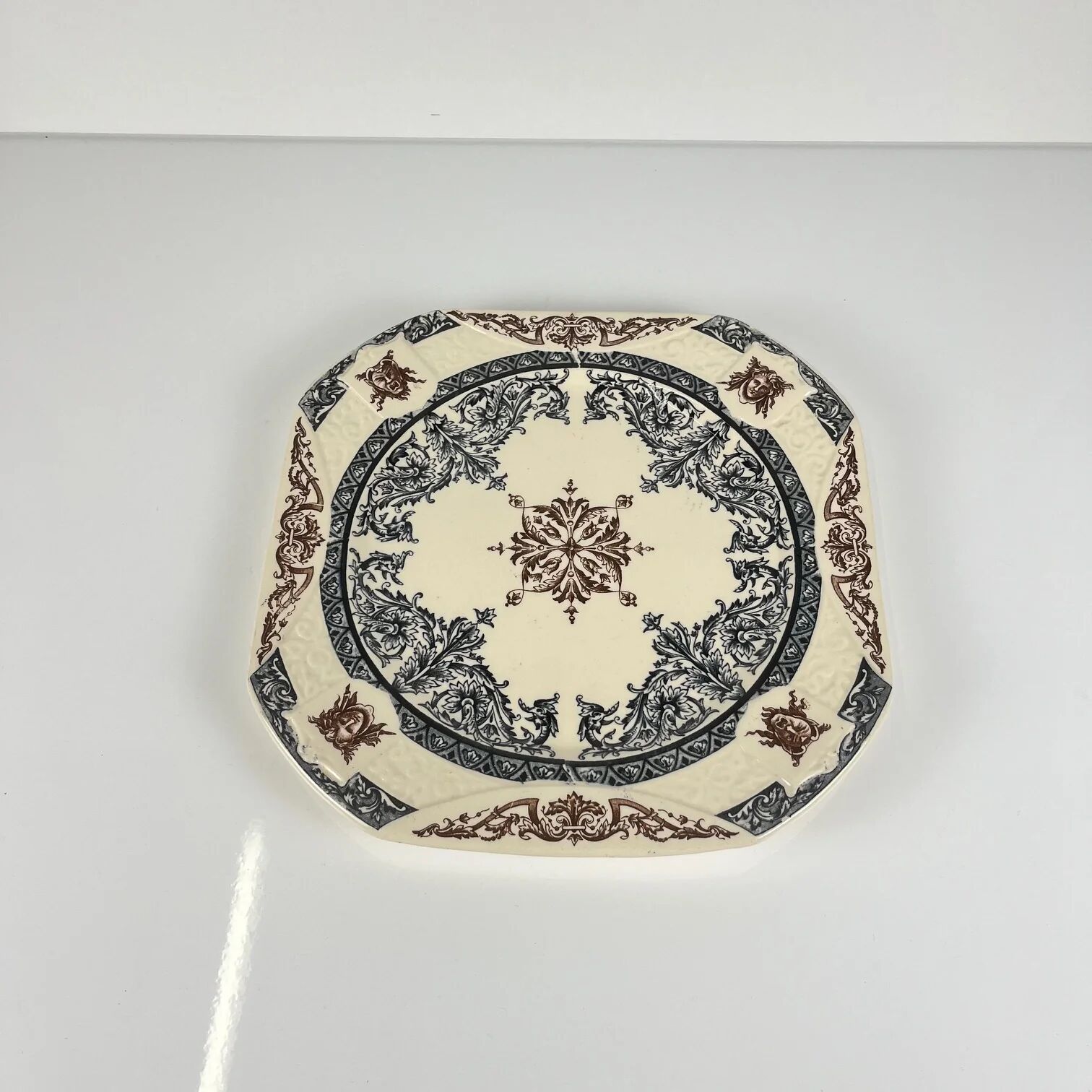 Square plate / Longchamp dish model "Diane", polychrome earthenware, late 19th century.