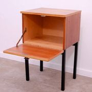 Table de chevet du milieu du siècle par UP Závody, table de nuit en noyer avec rangement.
