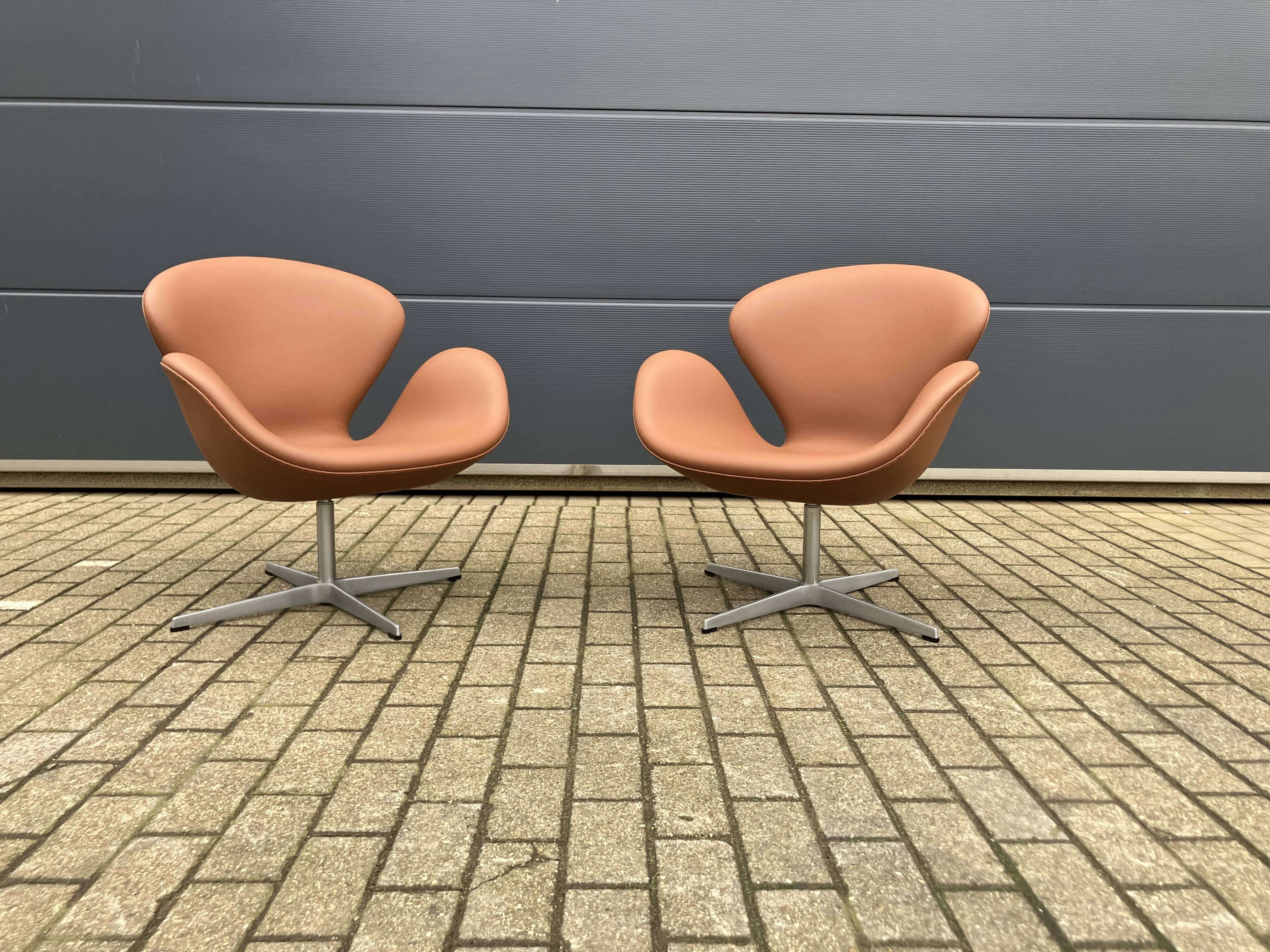 2x Fritz Hansen Swan chair by Arne Jacobsen, NEW condition!!