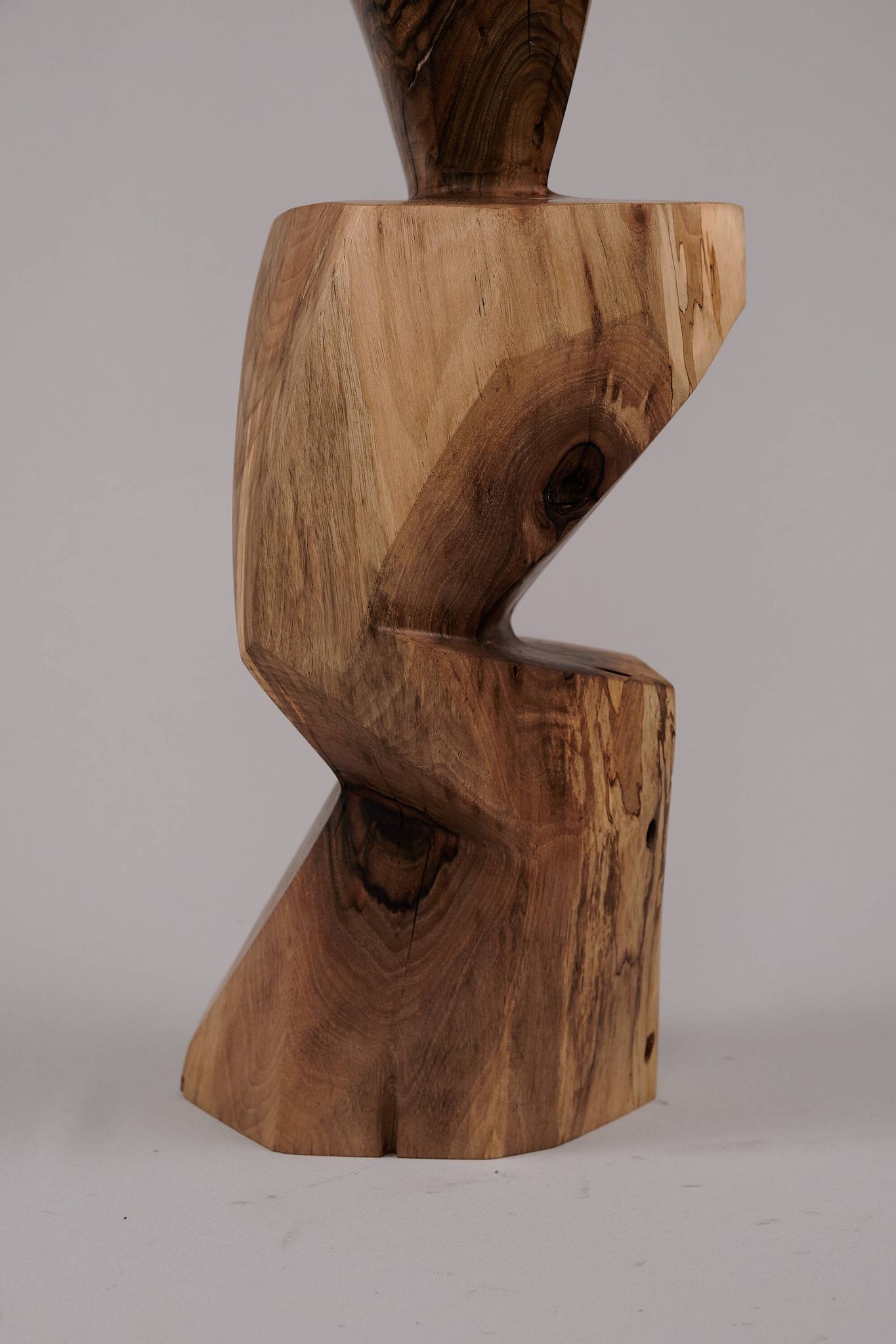 Table d’appoint sculpturale en bois massif, design contemporain original, logniture
