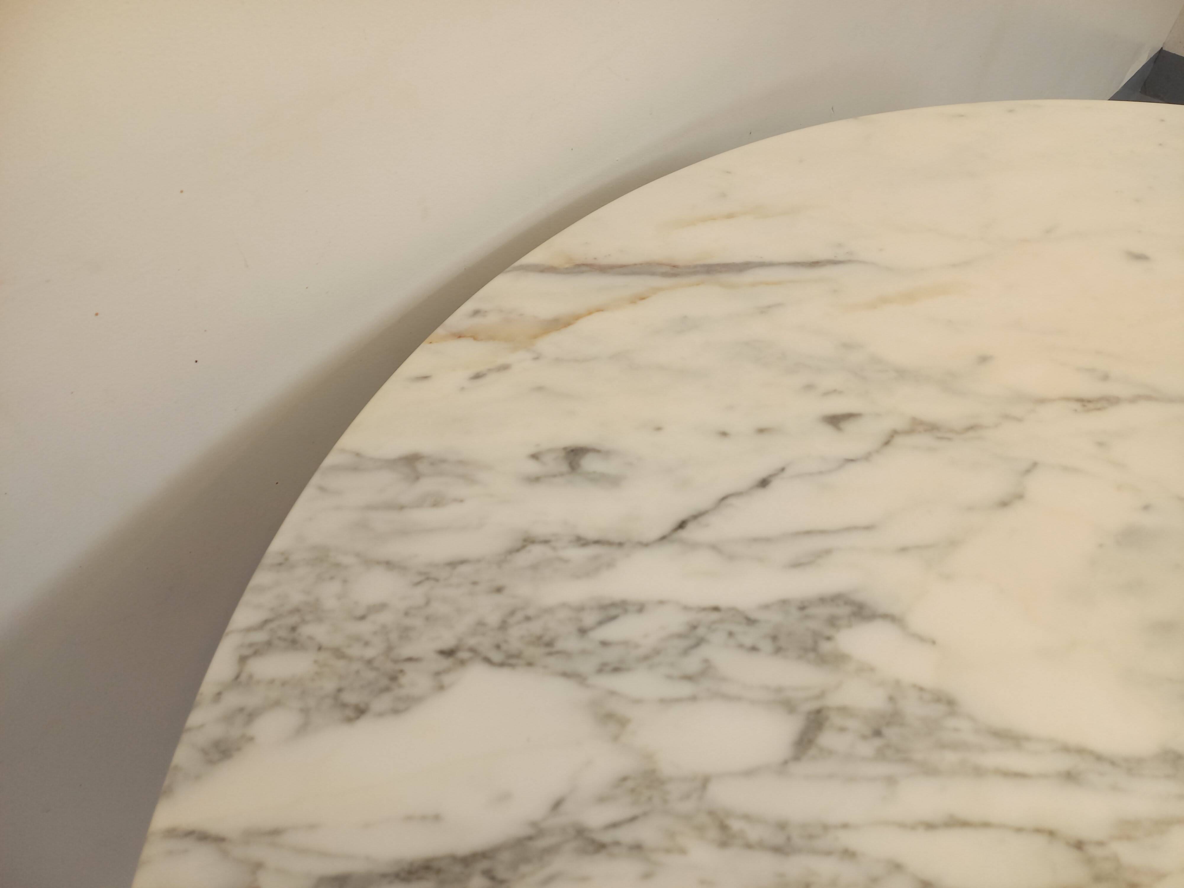 Vintage round dining table in white marble and chrome metal from the 1970s.