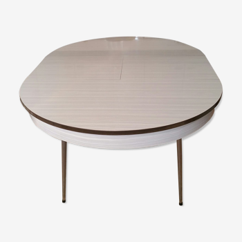 Extendable round formica table