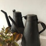 Deux burettes d'atelier, arrosoirs d'intérieur