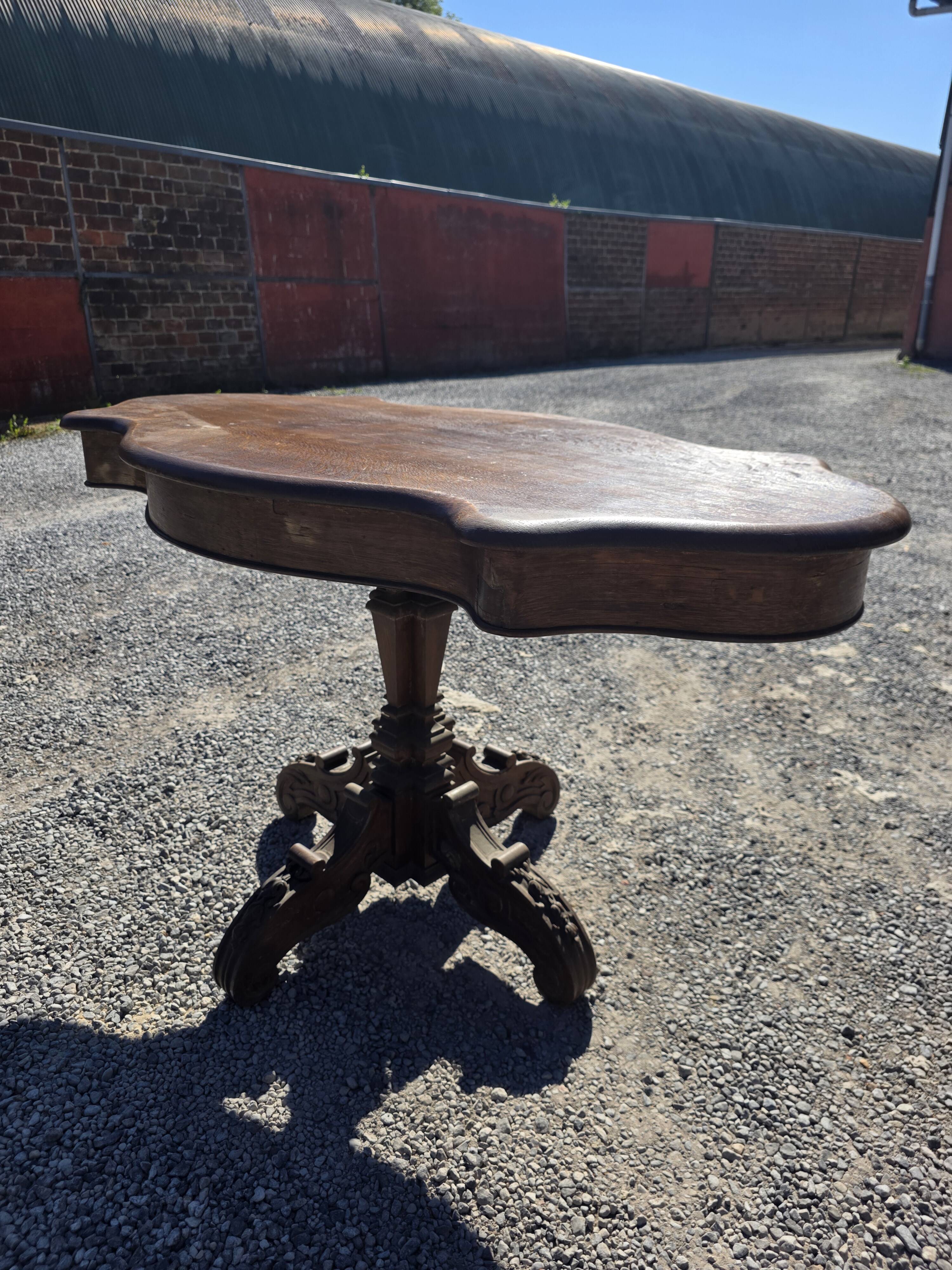 Antique round table in solid oak