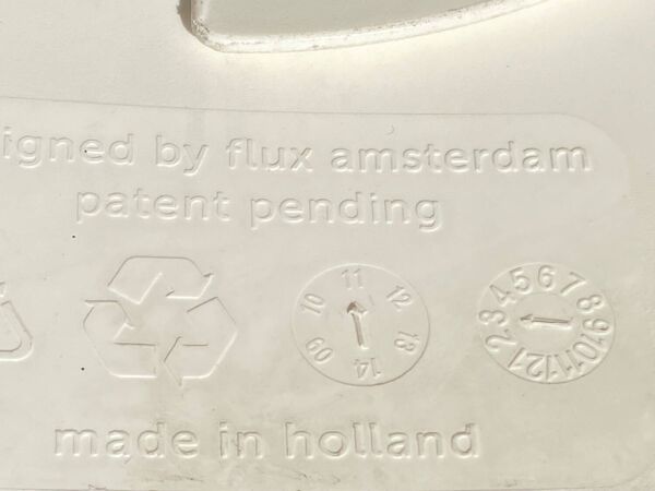 Chaise pliable abs blanc signée Flux Amsterdam vers 1980
