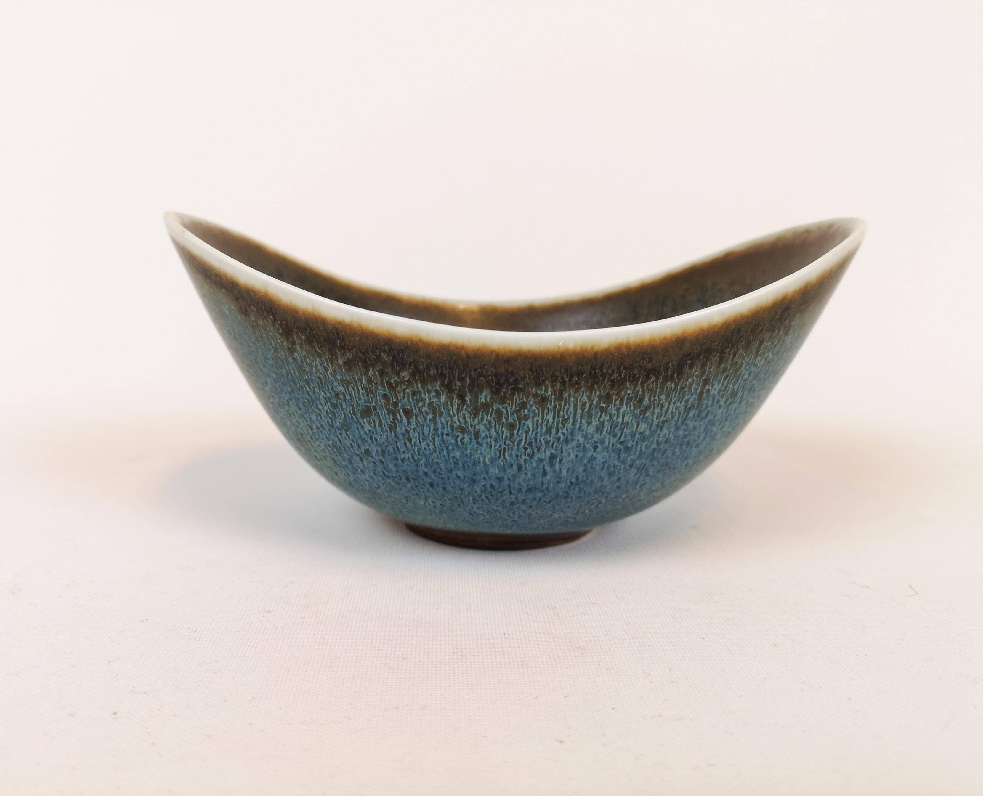 Mid-century pair of bowls by Rörstrand Sweden by Gunnar Nylund, 1950s.