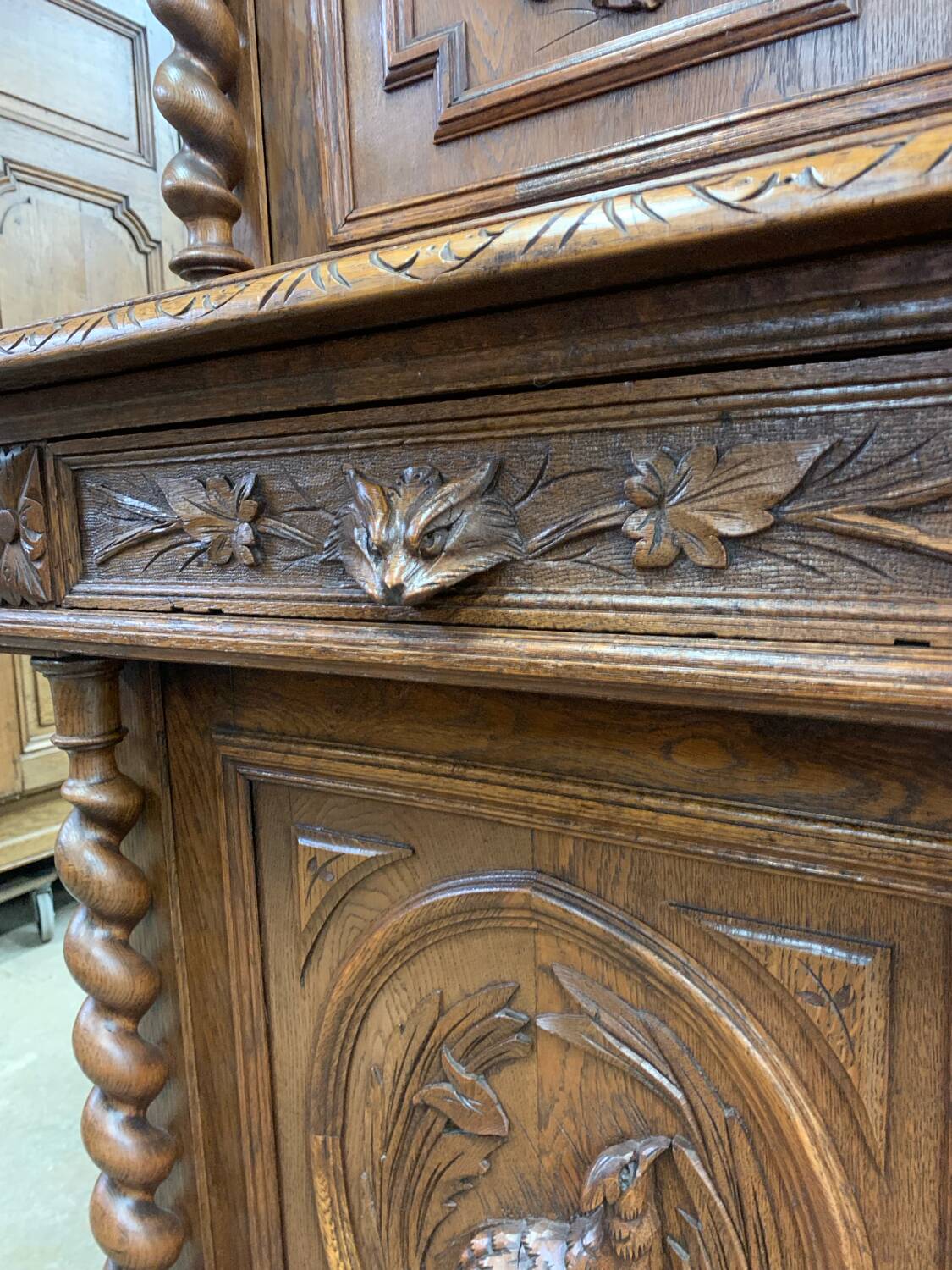 Buffet 2 corps de chasse en bois tourné et sculpté, vers 1900