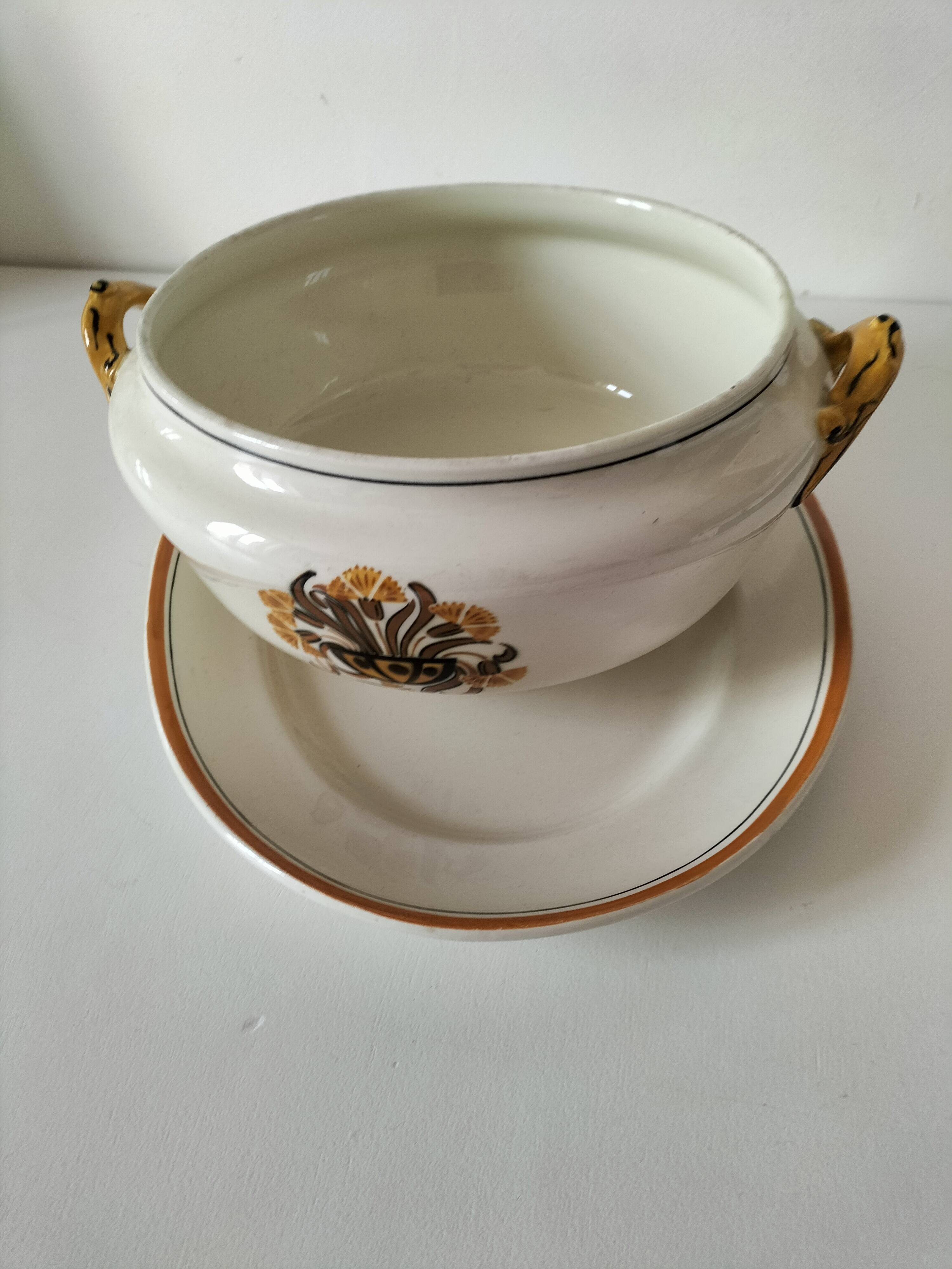 Pair of earthenware plates from Creil and Montereau, decorated with carnations, 1876-1920