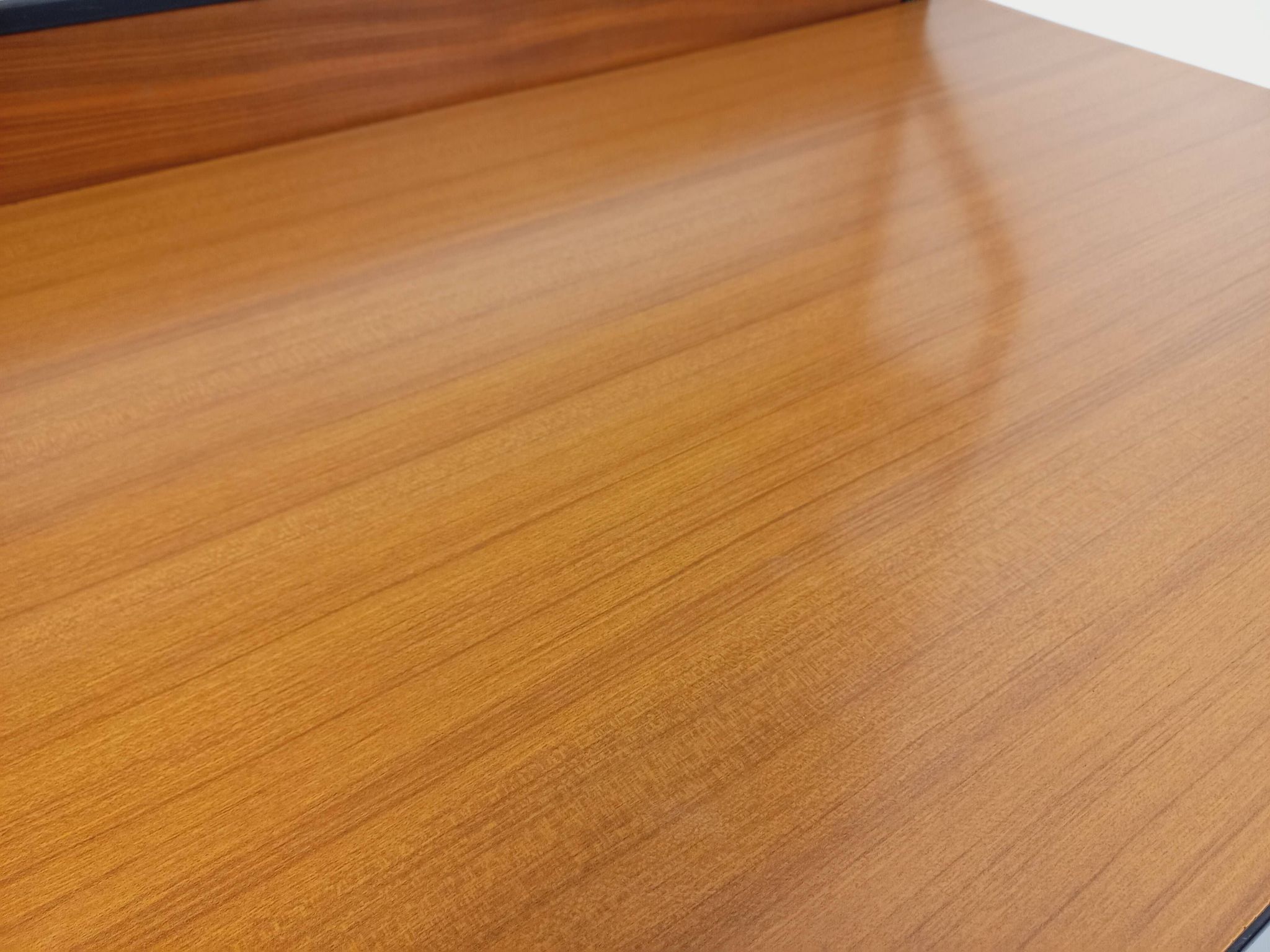 Bureau italien moderniste avec bibliothèque étagère string teck métal