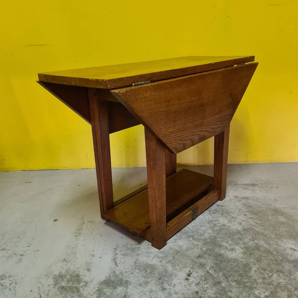 Arts and Crafts oak drop leaf table circa 1900.