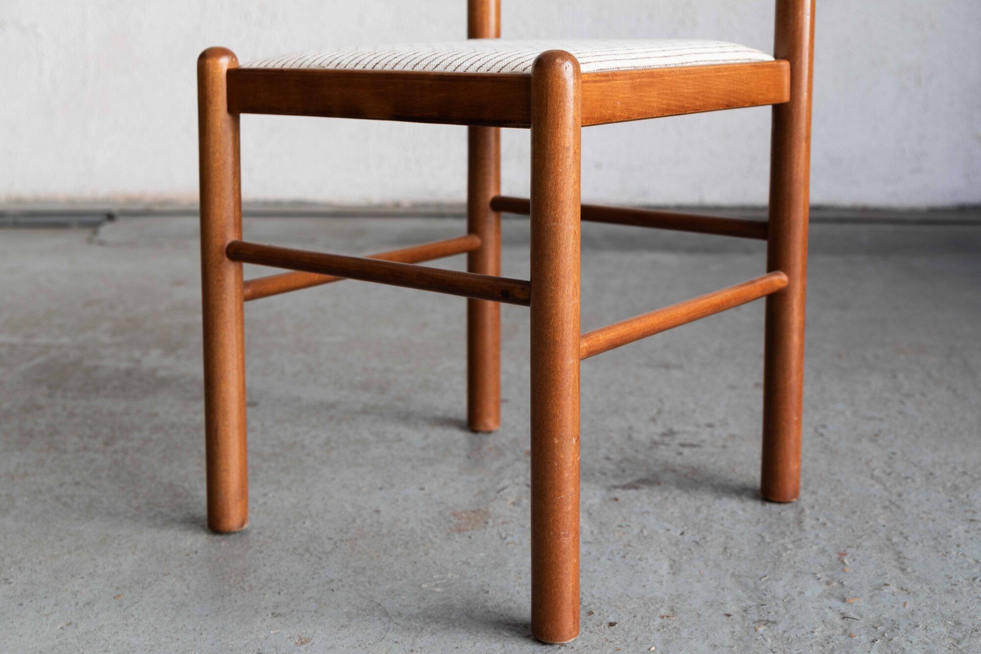 Ensemble de 6 chaises de salle à manger dans le style de Vico Magistretti.