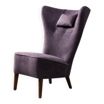 Fauteuil vintage scandinave moderne en chêne et tissu violet à dossier haut.