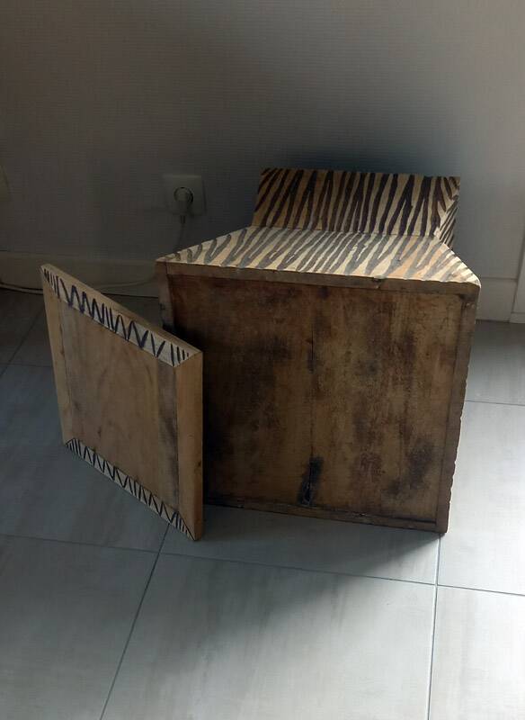 Tabouret coffre en teck naturel brun et noir.