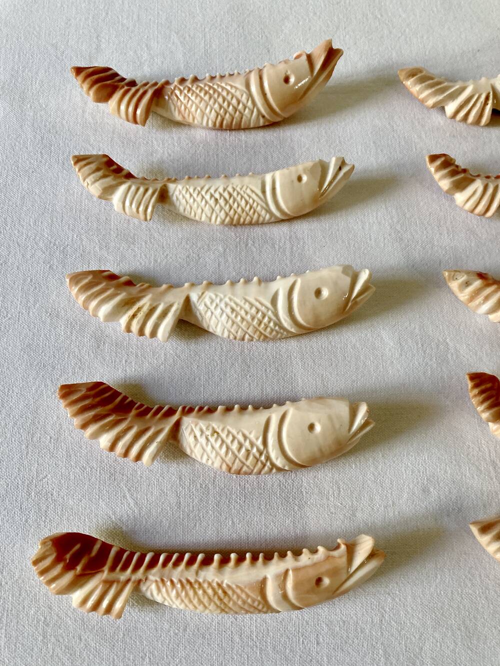 10 fish-shaped knife holders