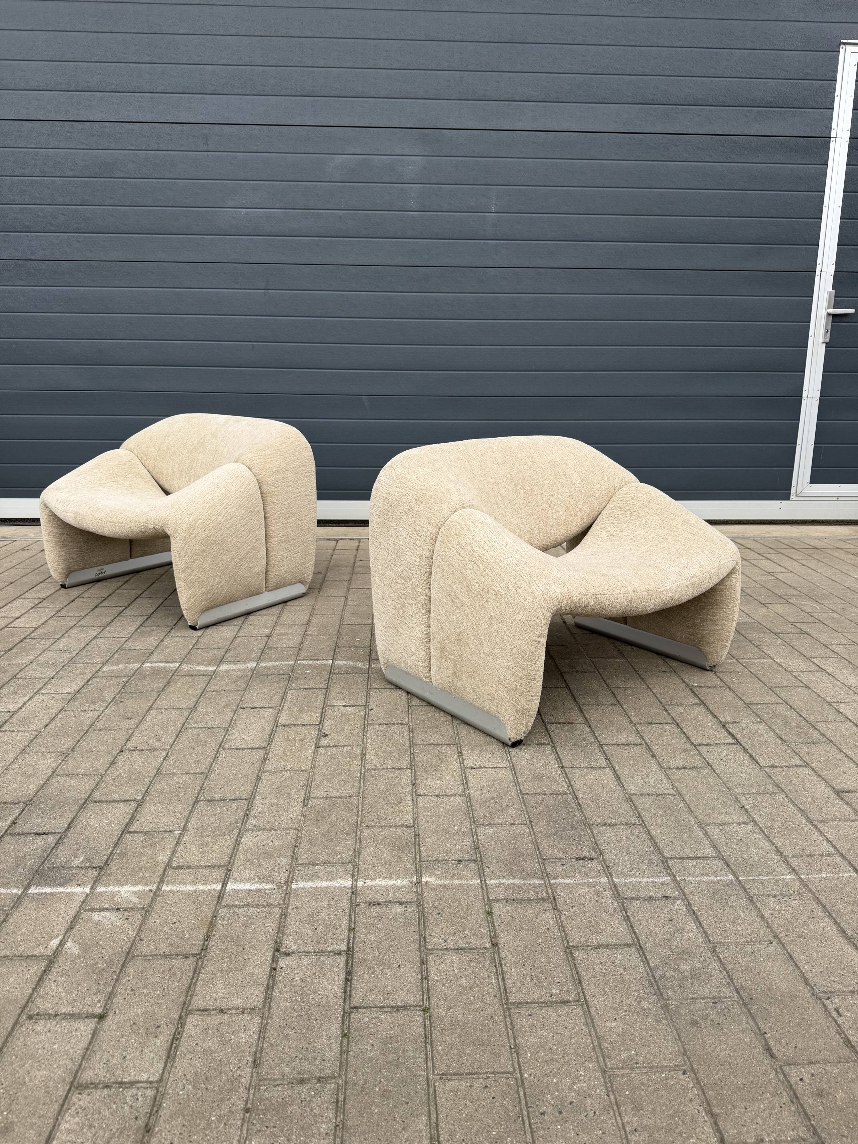 2x Artifort Groovy F598 Pierre Paulin, Pierre Frey: Chenille Igor (Sable)