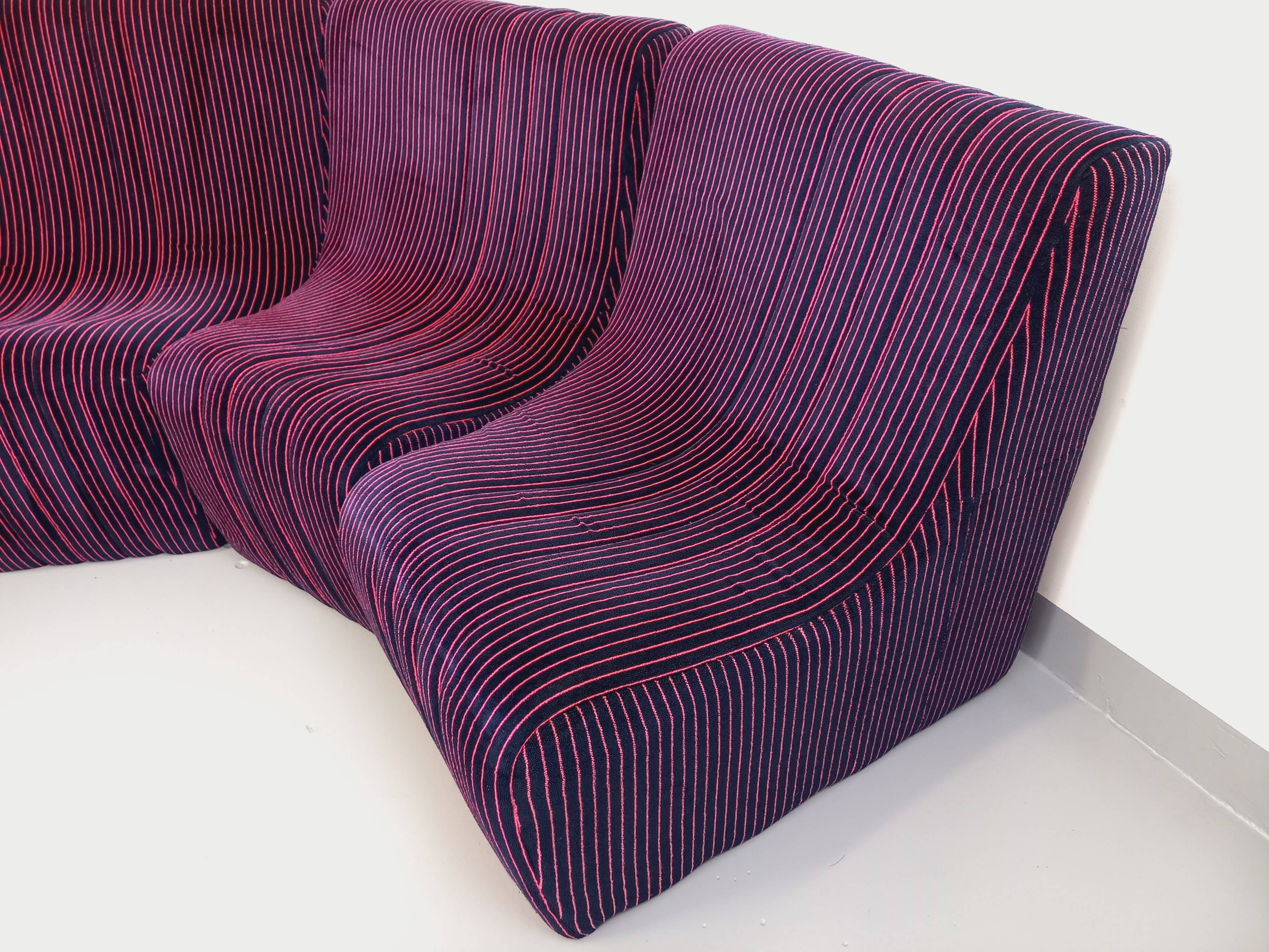 Vintage Snake modular sofa composed of 11 armchair modules and 3 velvet fabric poufs
