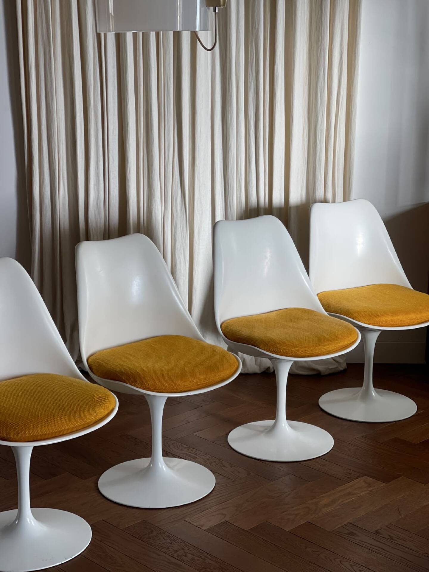 Tulip Knoll Table Saarinen + 4 chairs – Vintage design – Calacatta marble