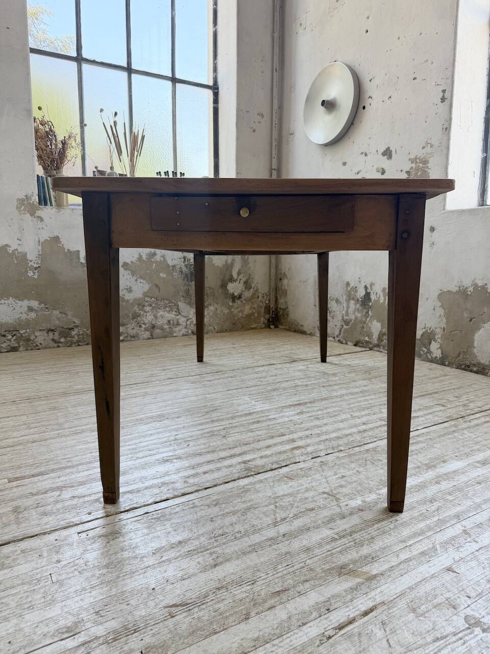 Table de ferme noyer pieds fuseaux 1950