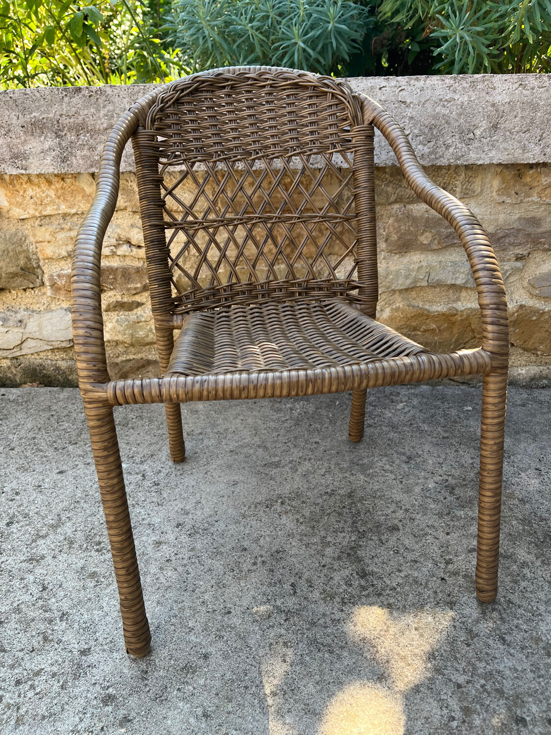 Small children's chair in beige scoubidou.