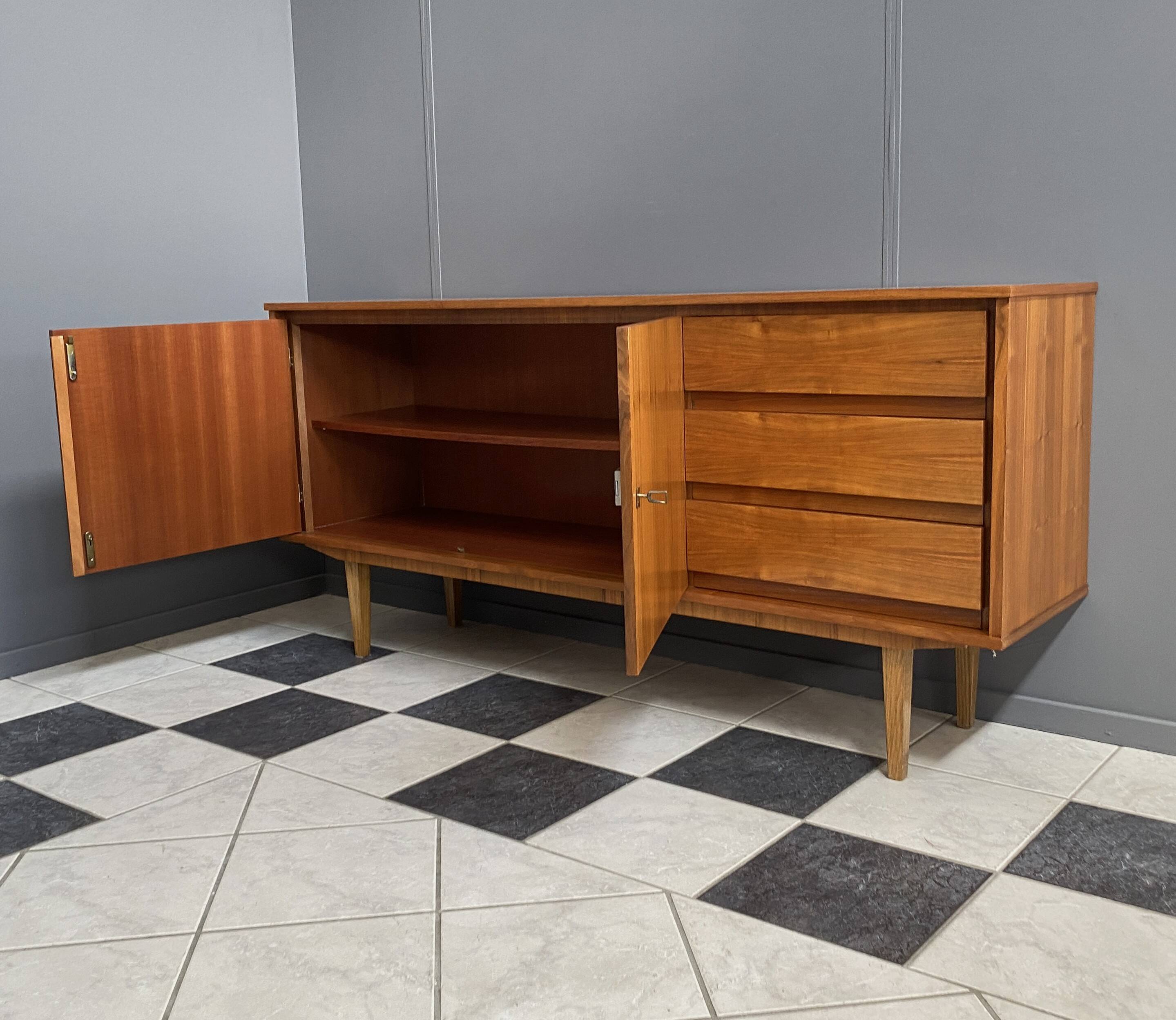 Buffet en bois des années 1960