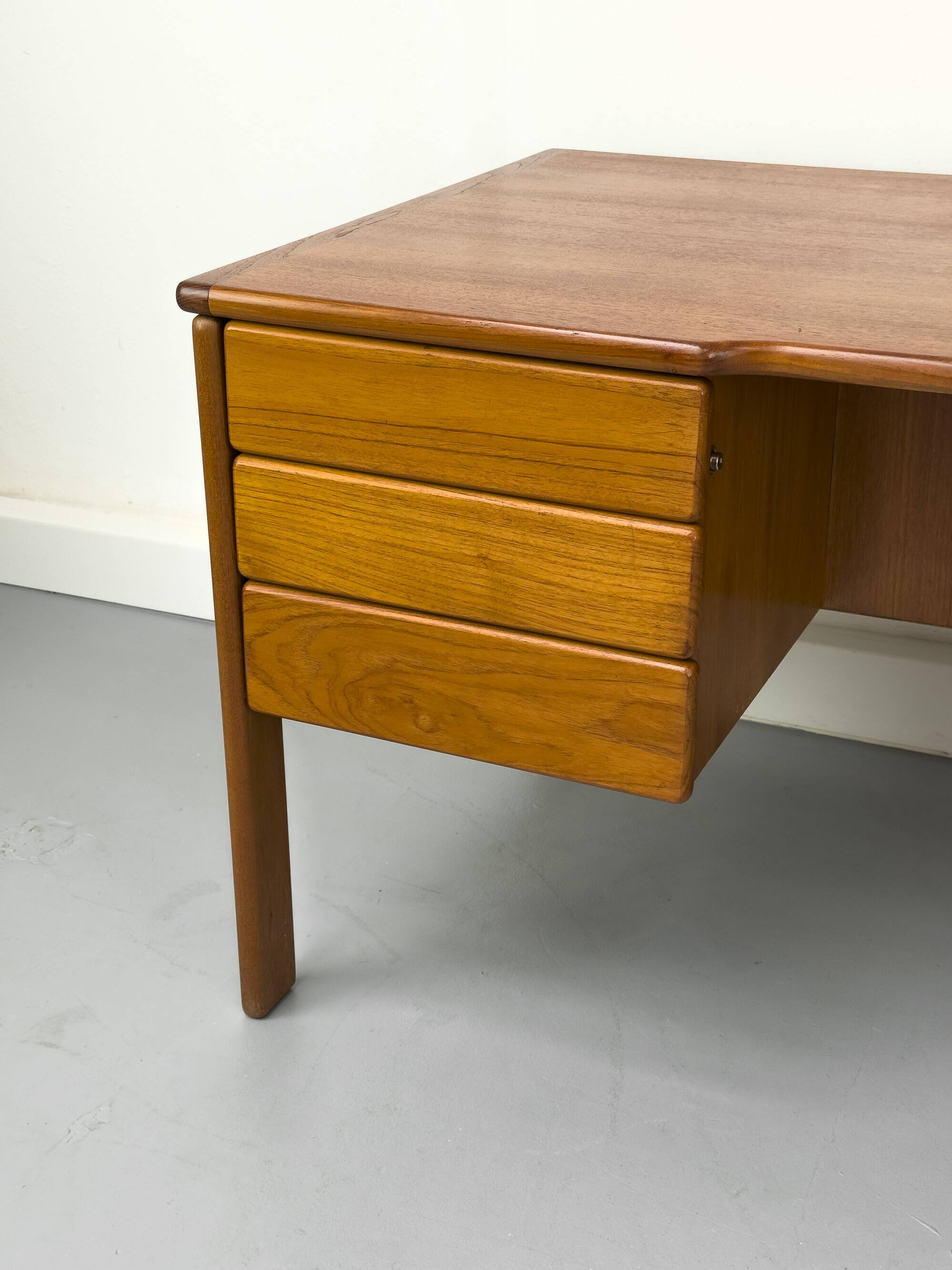 Bureau danois en teck avec porte et tiroirs par Bornholm, années 1970