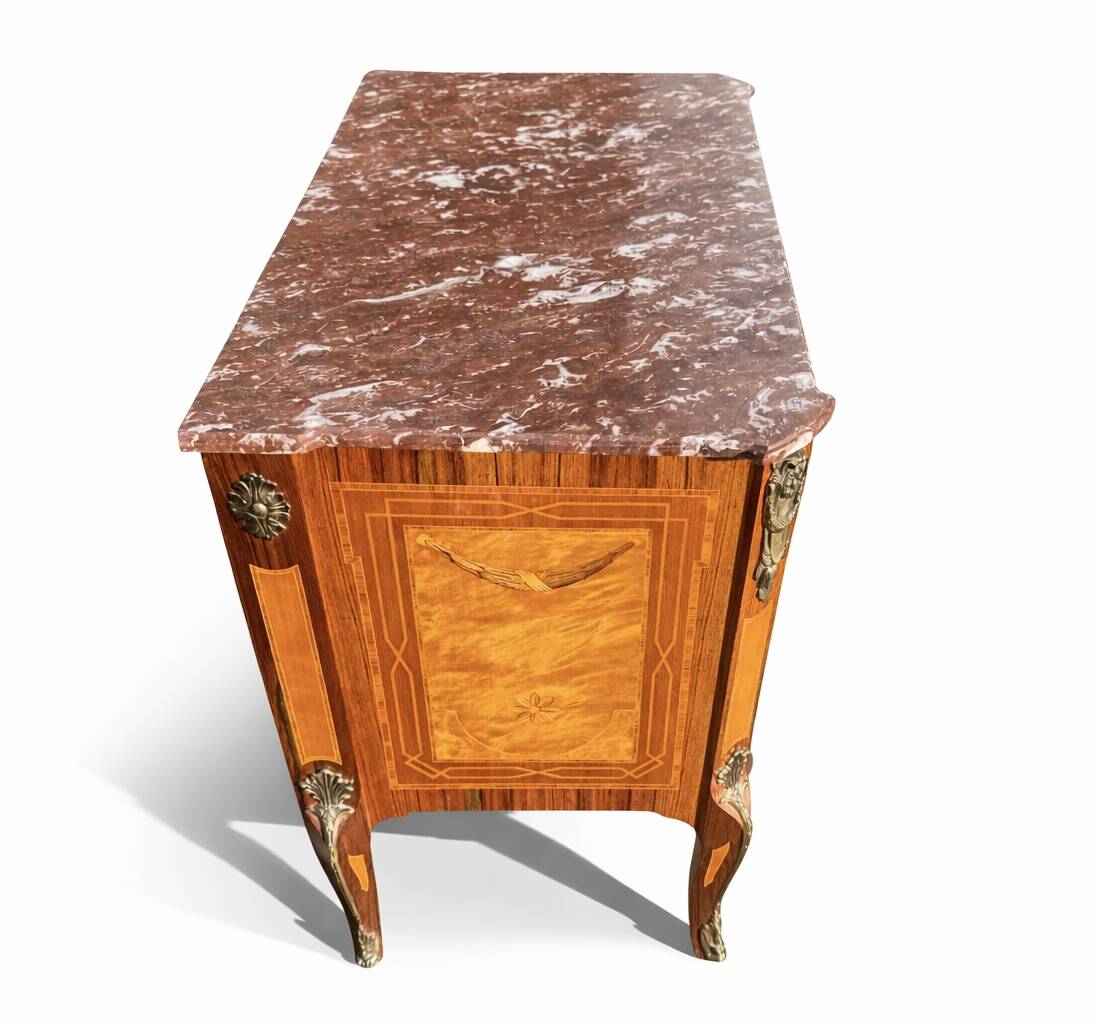 Commode en marqueterie de style Gustavien suédois du milieu du 20e siècle avec marbre
