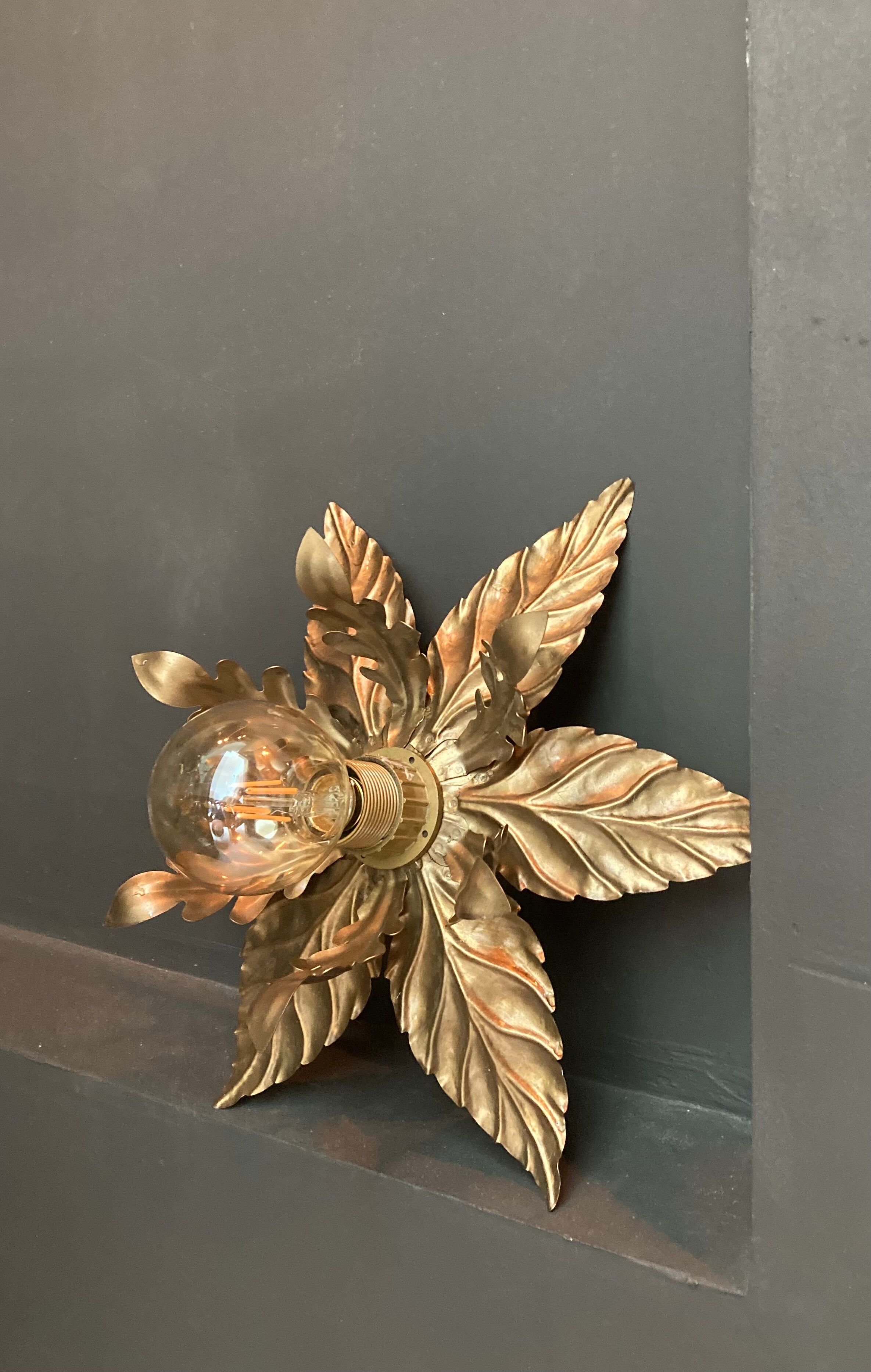 Golden metal flower wall lamp