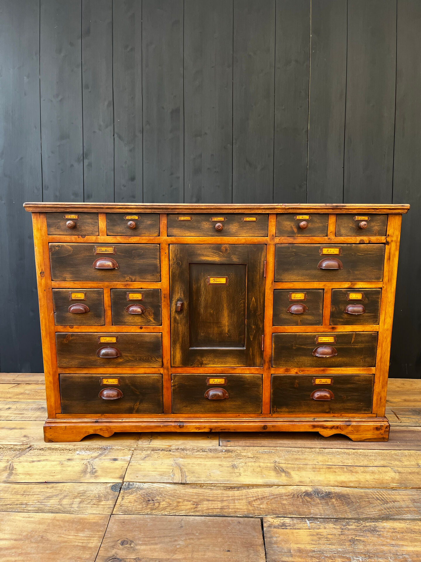Cabinet en bois vintage – Inspiré par la botanique