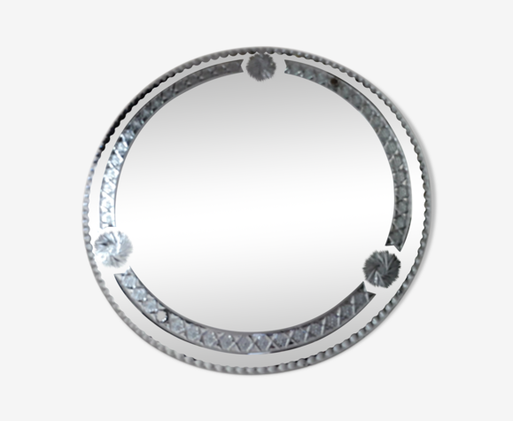 Round mirror finely decorated