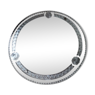 Round mirror finely decorated