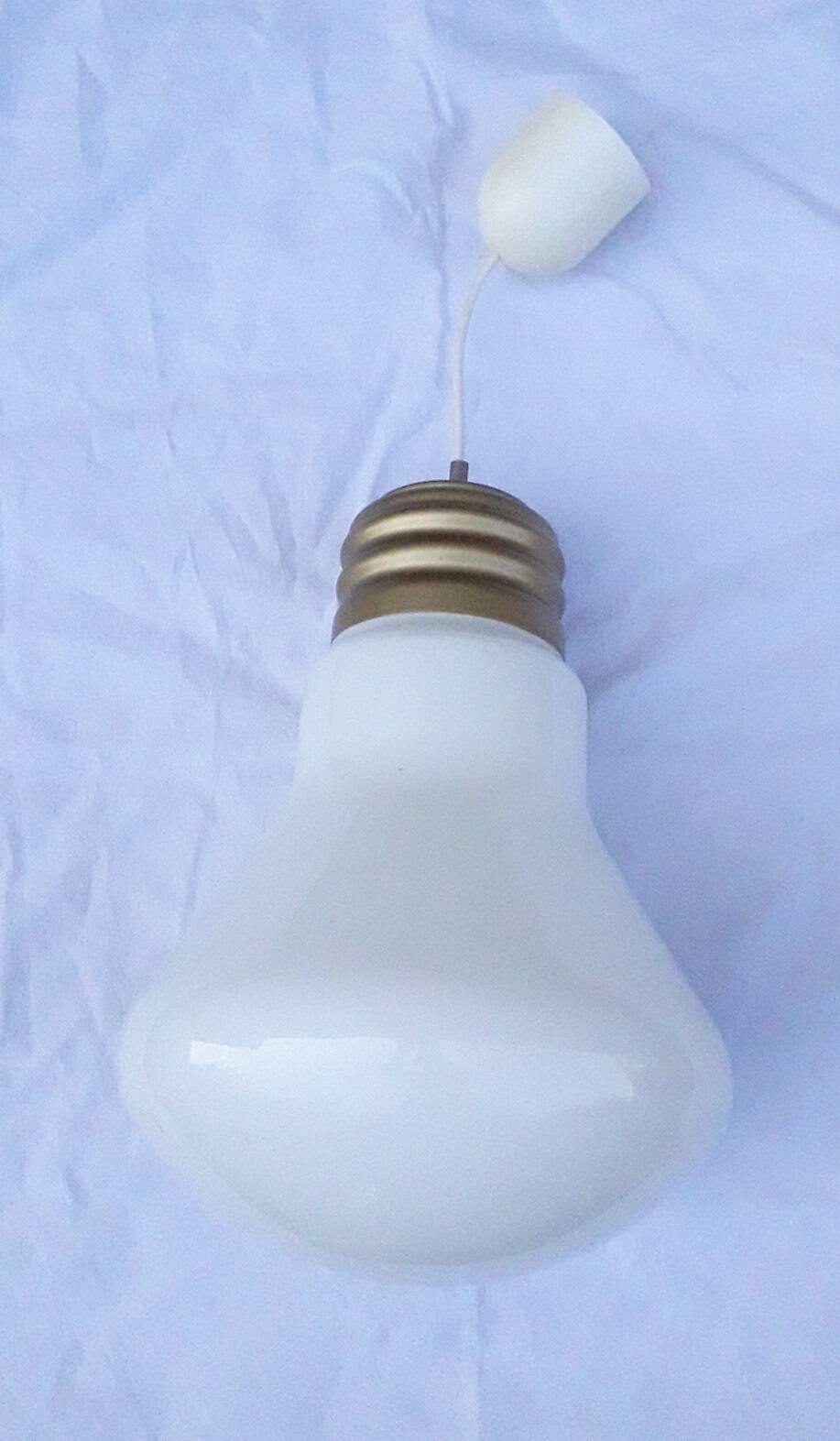 Glass suspension forming a bulb.