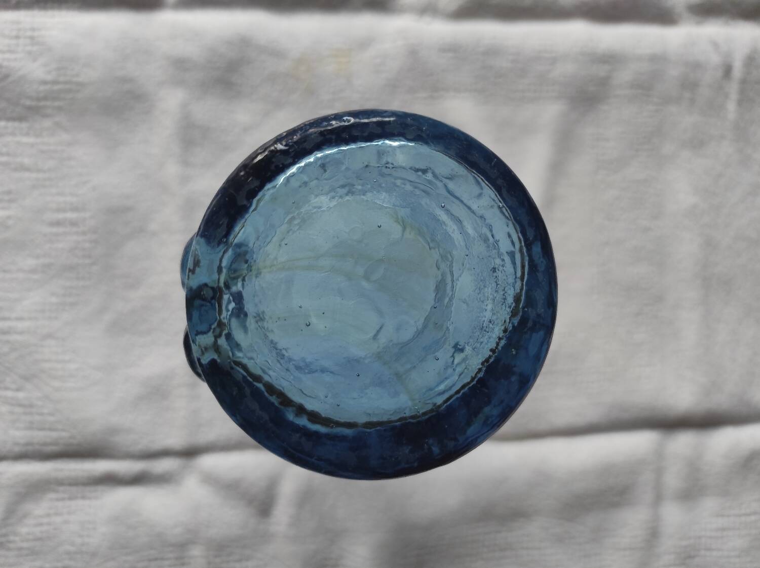 Verre bleu avec décor en relief de fruits