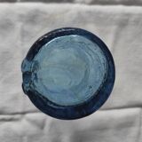 Verre bleu avec décor en relief de fruits