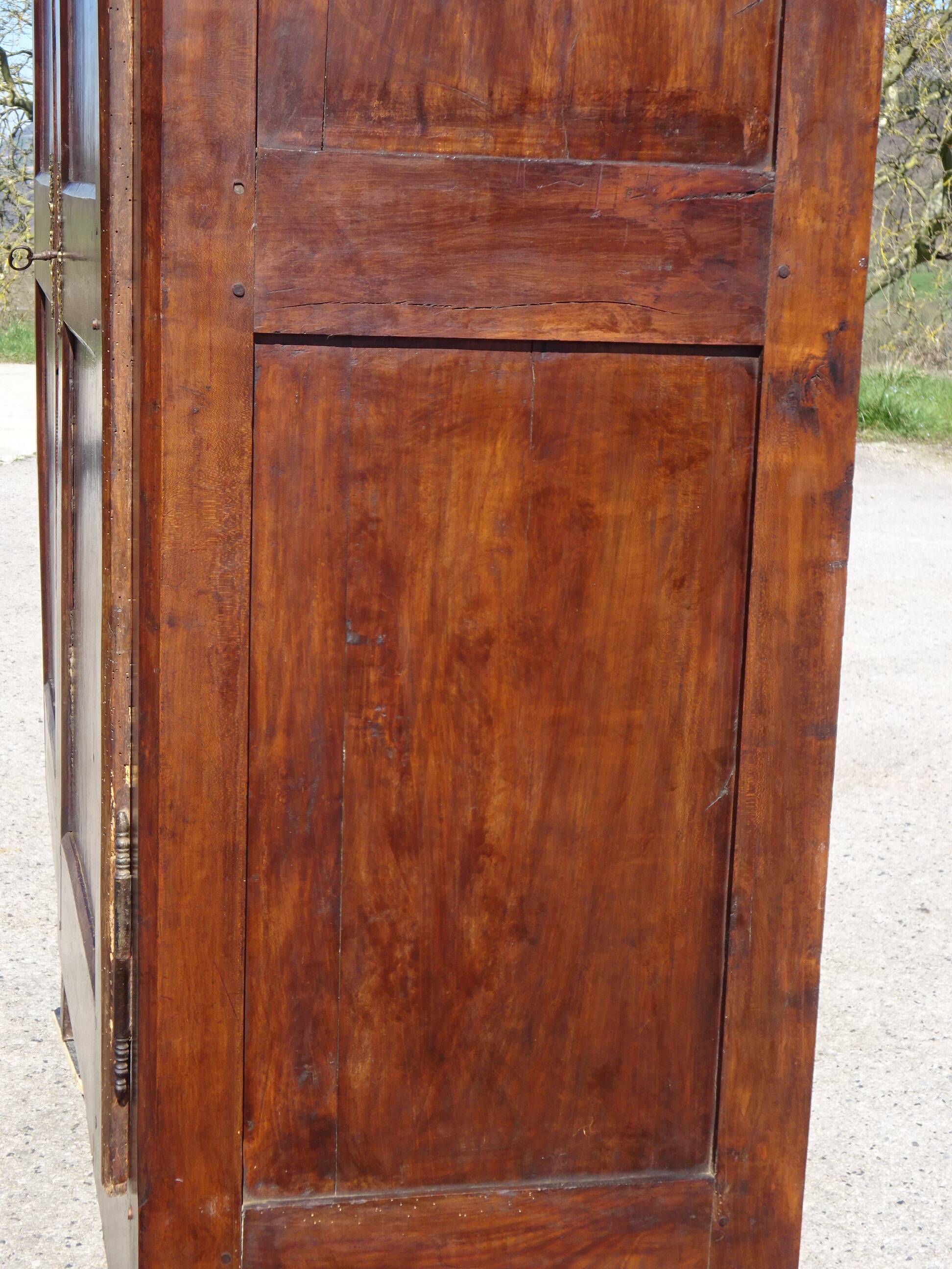 Ancienne armoire en noyer