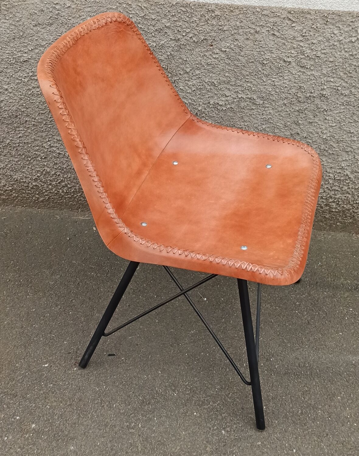 Set of 6 leather chairs with black metal frame