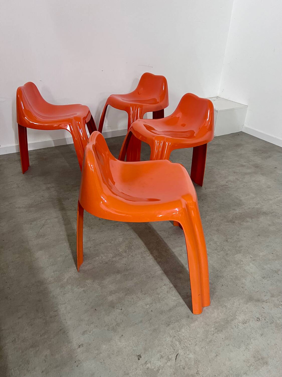 Table and 4 chairs in orange fiberglass design from the 70s Patrick Gingembre Paulus edition