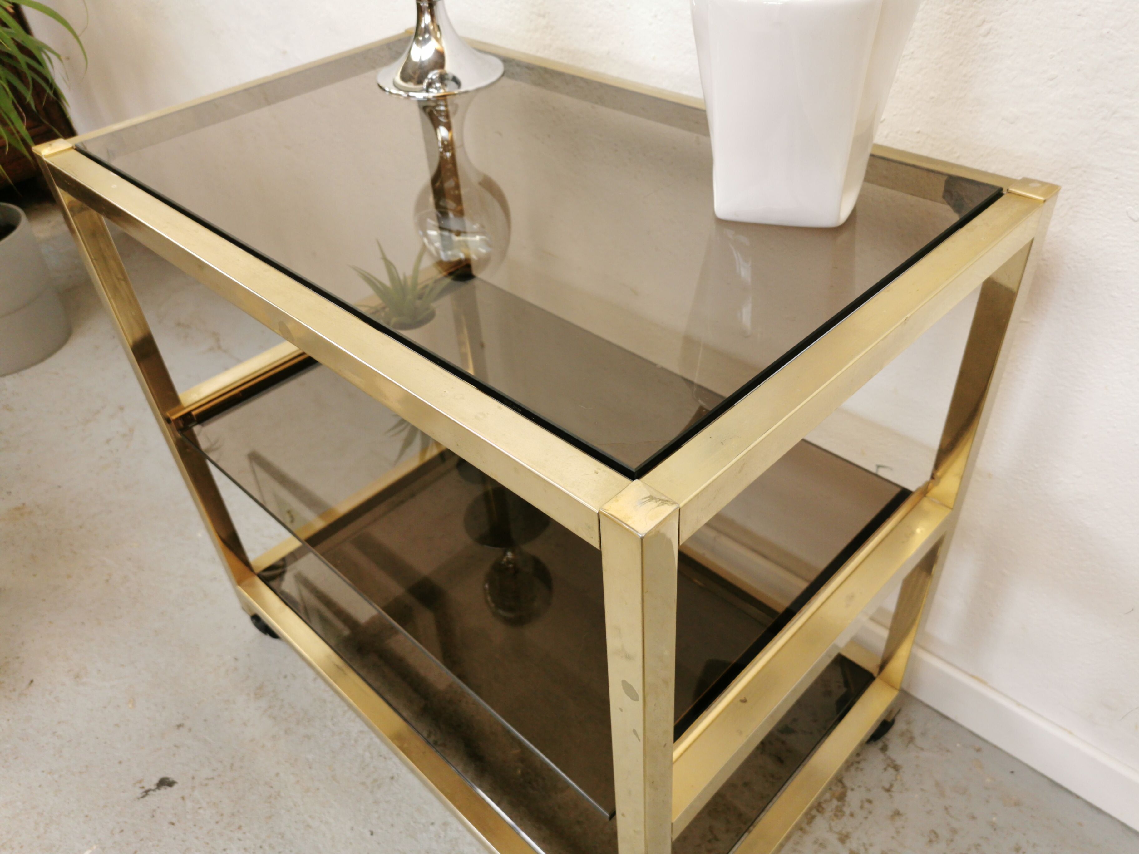 Serving table in brass and glass