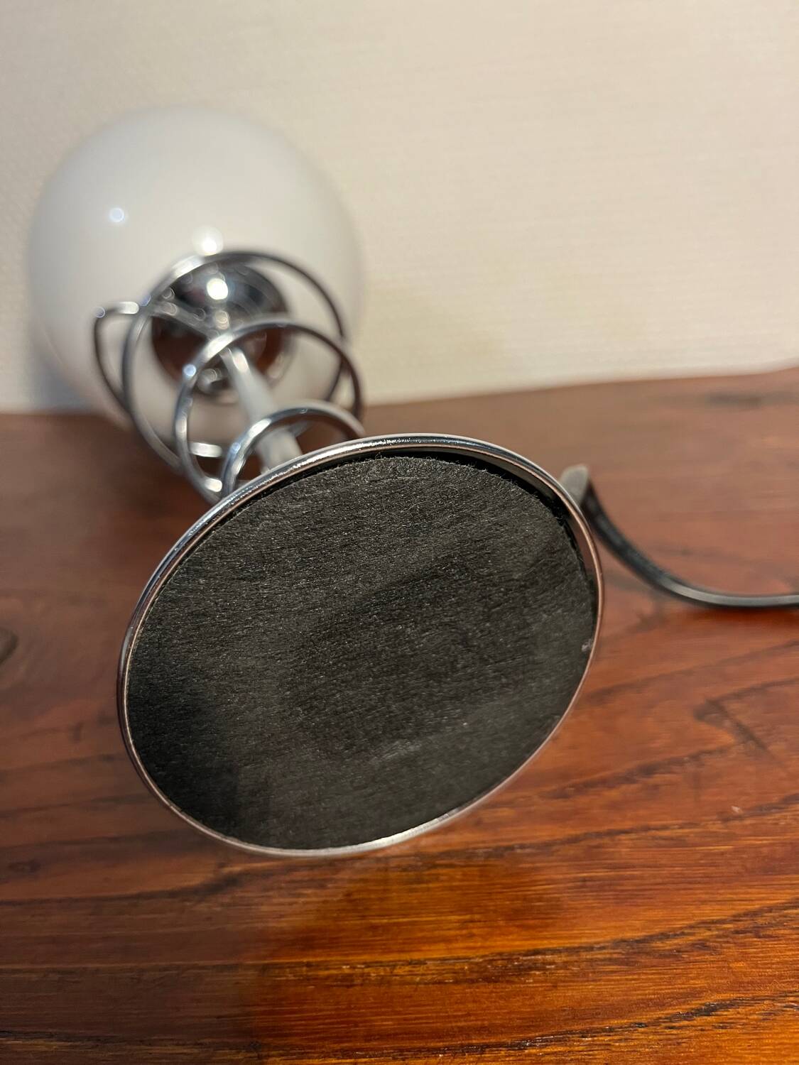 Metal base lamp, spring style, opaline globe