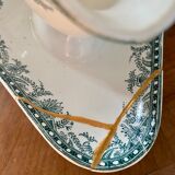 Ancienne saucière réparée avec la technique japonaise du kintsugi