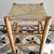 Tabouret bas vintage en bois et assise paillée